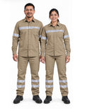 Gabardina khaki con elementos reflejantes